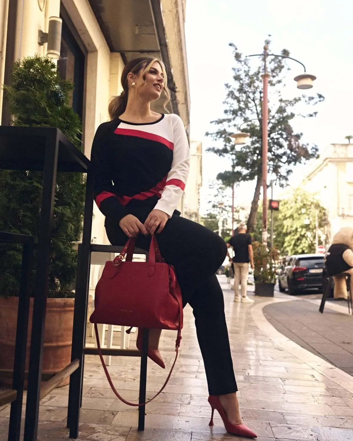 Maglia con scollo regolare e motivo a fantasia frontale NERO DORABELLA PIU'