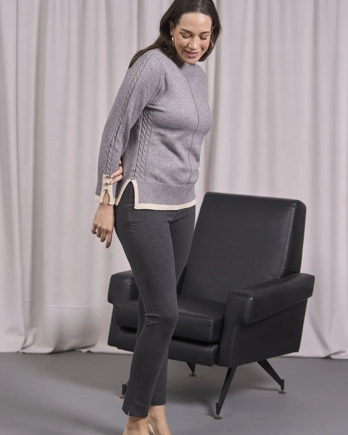 Maglia con trecce, spacchi e orli a contrasto GRIGIO DORABELLA