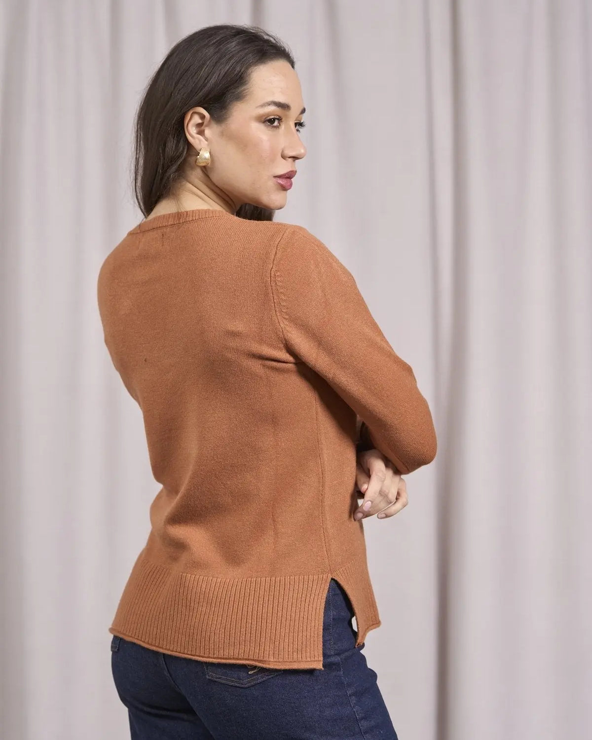 Maglia girocollo a taglio vivo con spacchi e coste MIELE DORABELLA