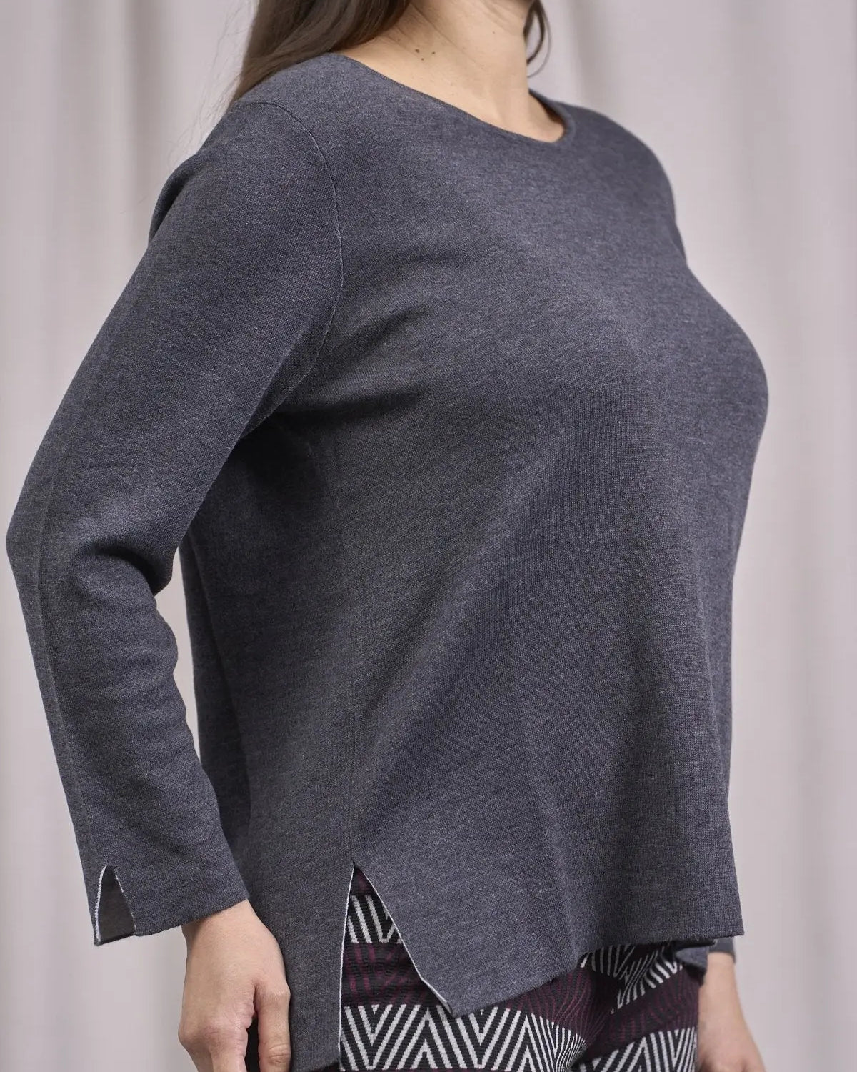 Maglia girocollo bicolor con spacchi ANTRACITE IRONICA