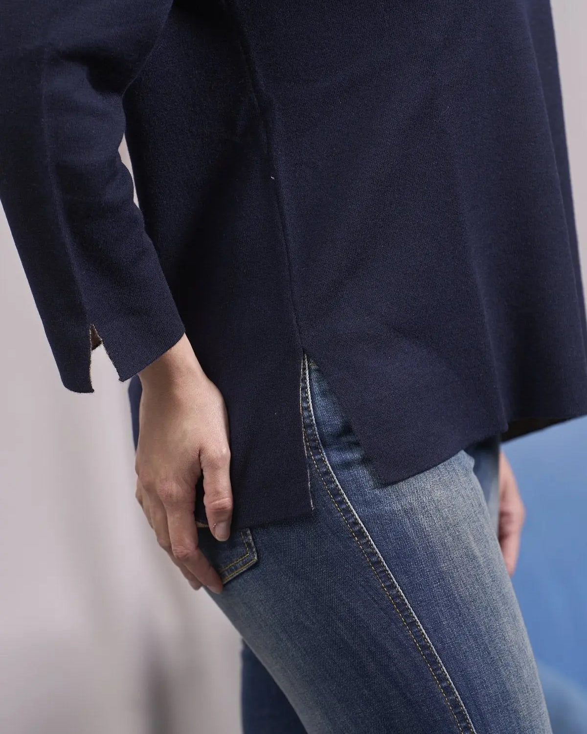 Maglia girocollo bicolor con spacchi BLU IRONICA