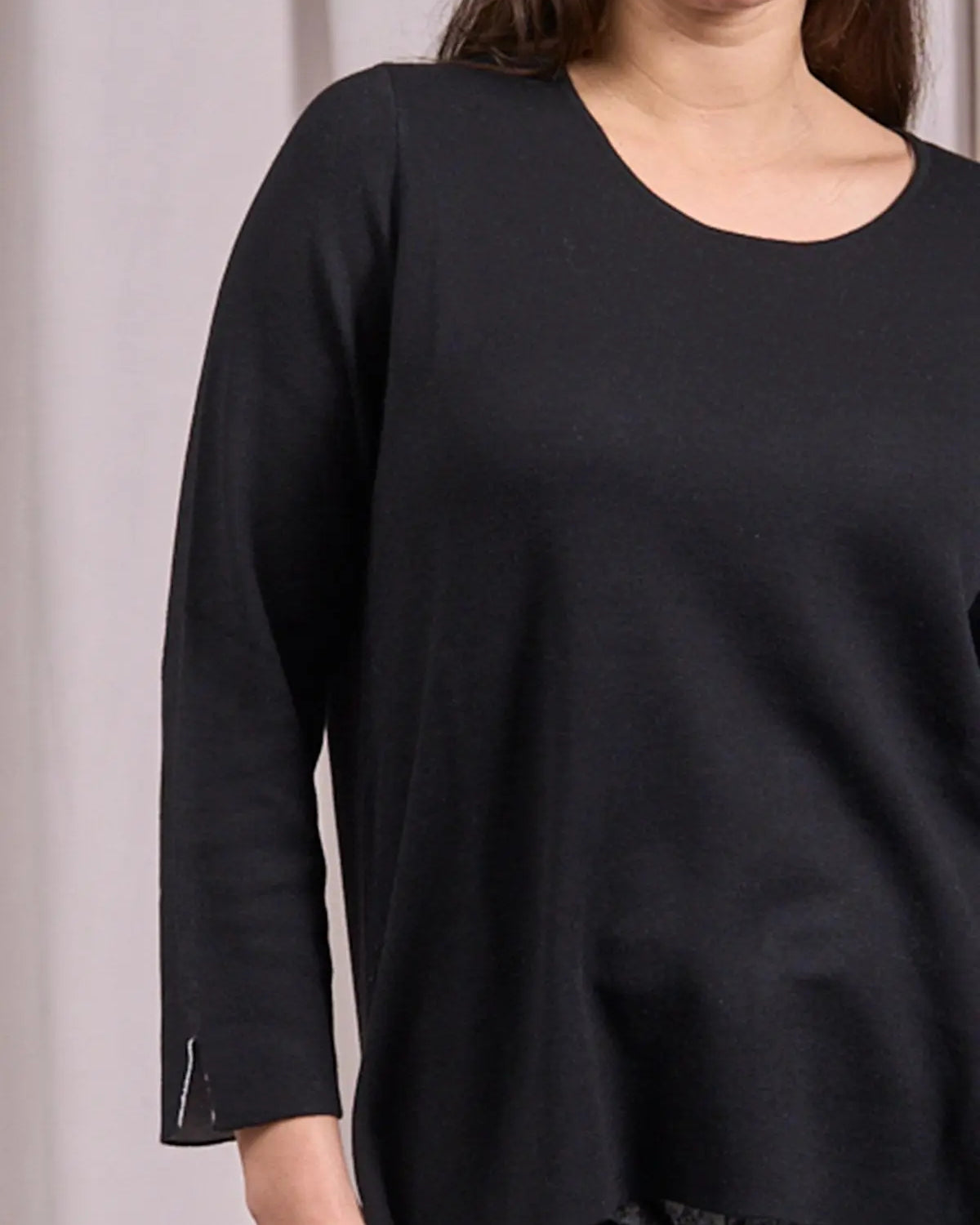 Maglia girocollo bicolor con spacchi NERO IRONICA