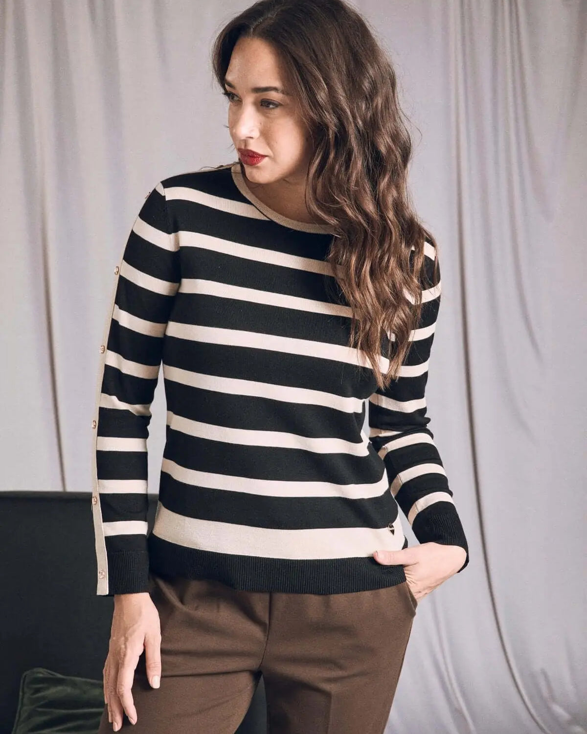 Maglia girocollo con bottoni alle maniche NERO DORABELLA