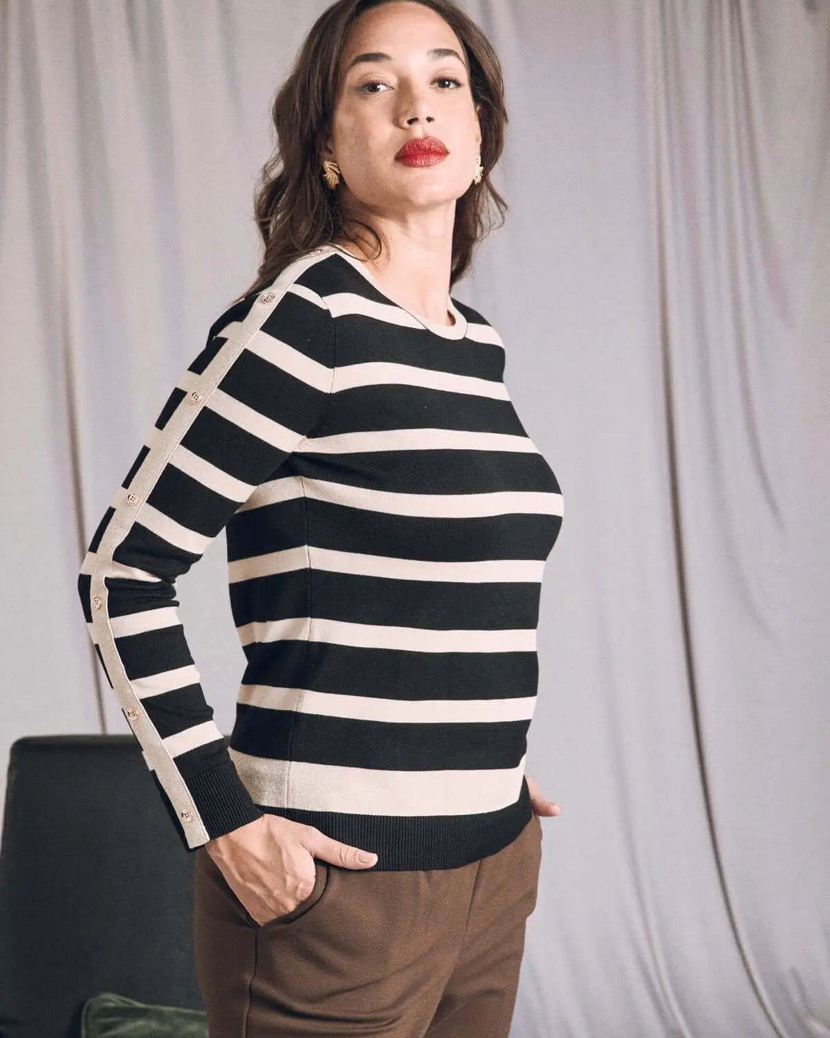 Maglia girocollo con bottoni alle maniche NERO DORABELLA