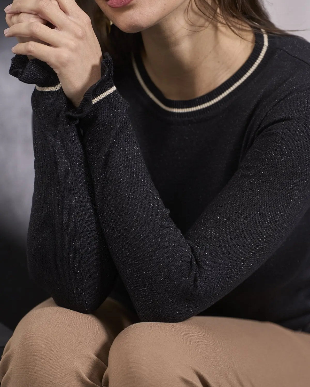 Maglia girocollo con costine e volant ai polsi NERO DORABELLA