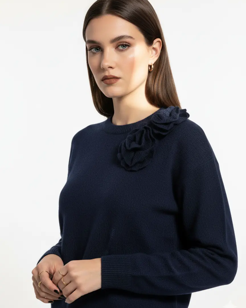 Maglia girocollo con fiori applicati DORABELLA