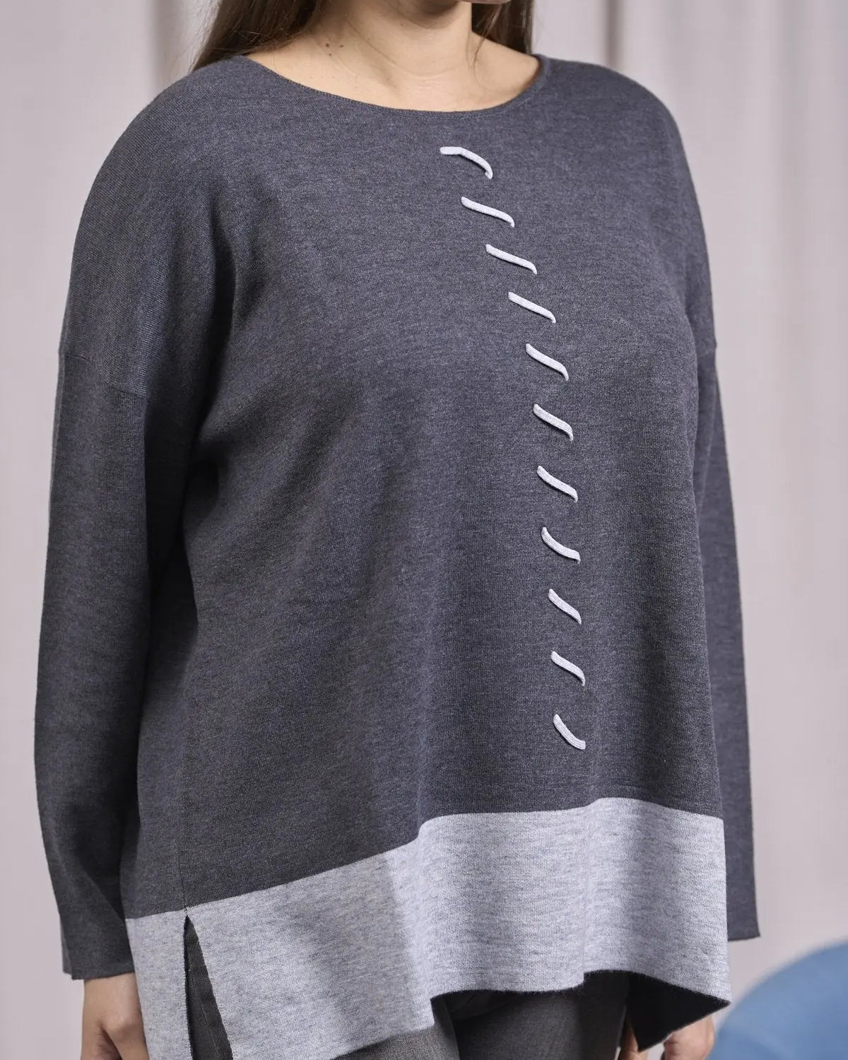 Maglia girocollo con spacchi e contrasti bicolor ANTRACITE IRONICA