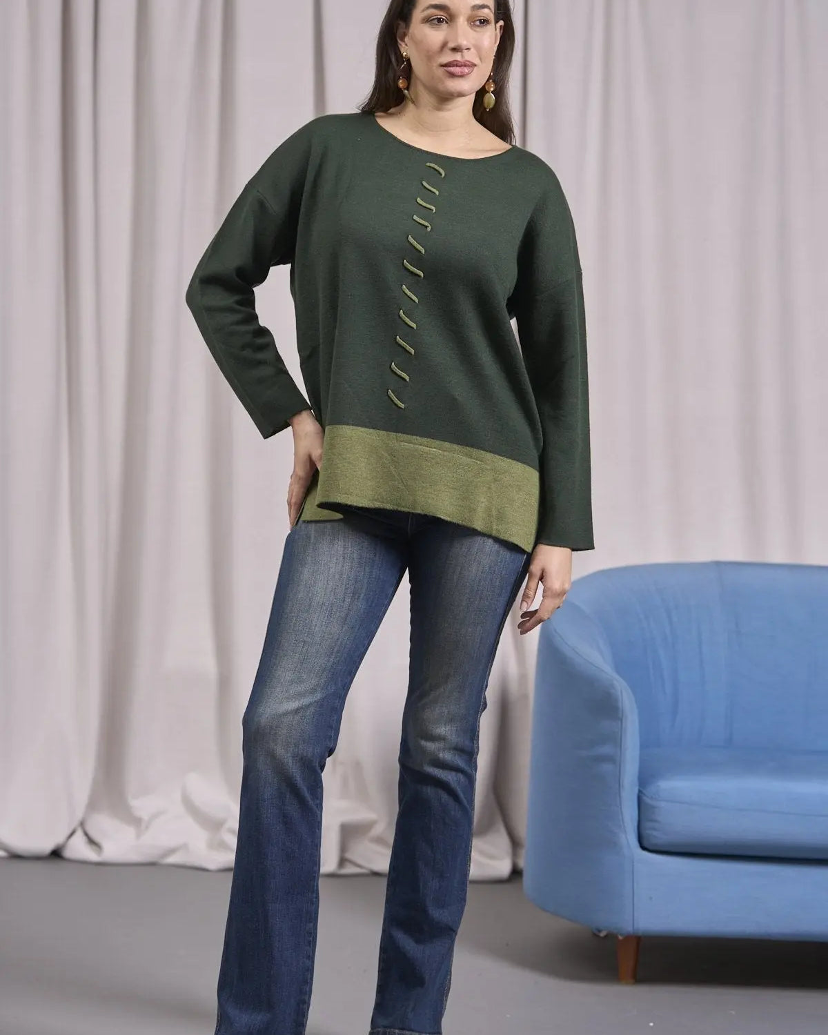 Maglia girocollo con spacchi e contrasti bicolor MUSCHIO IRONICA