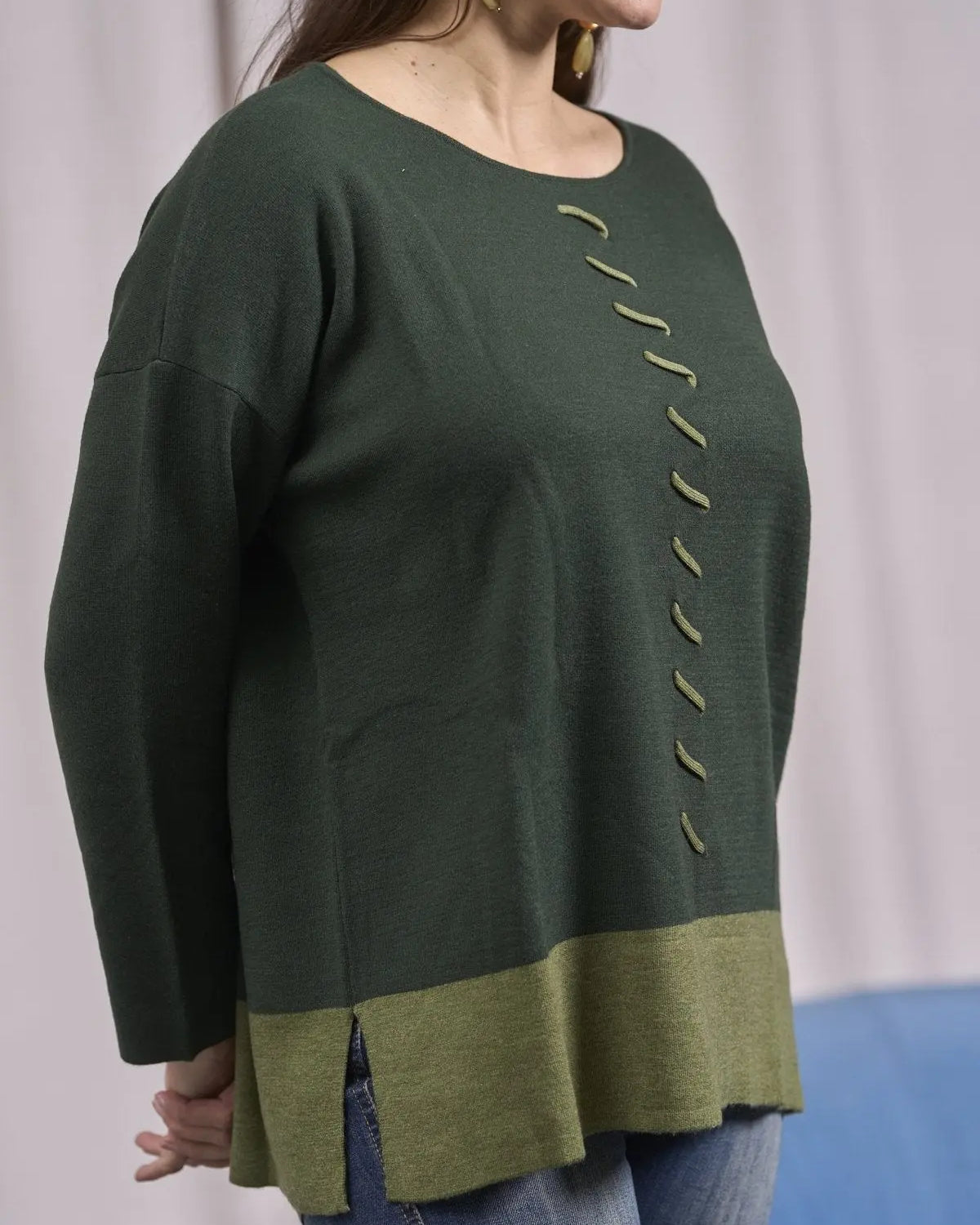 Maglia girocollo con spacchi e contrasti bicolor MUSCHIO IRONICA