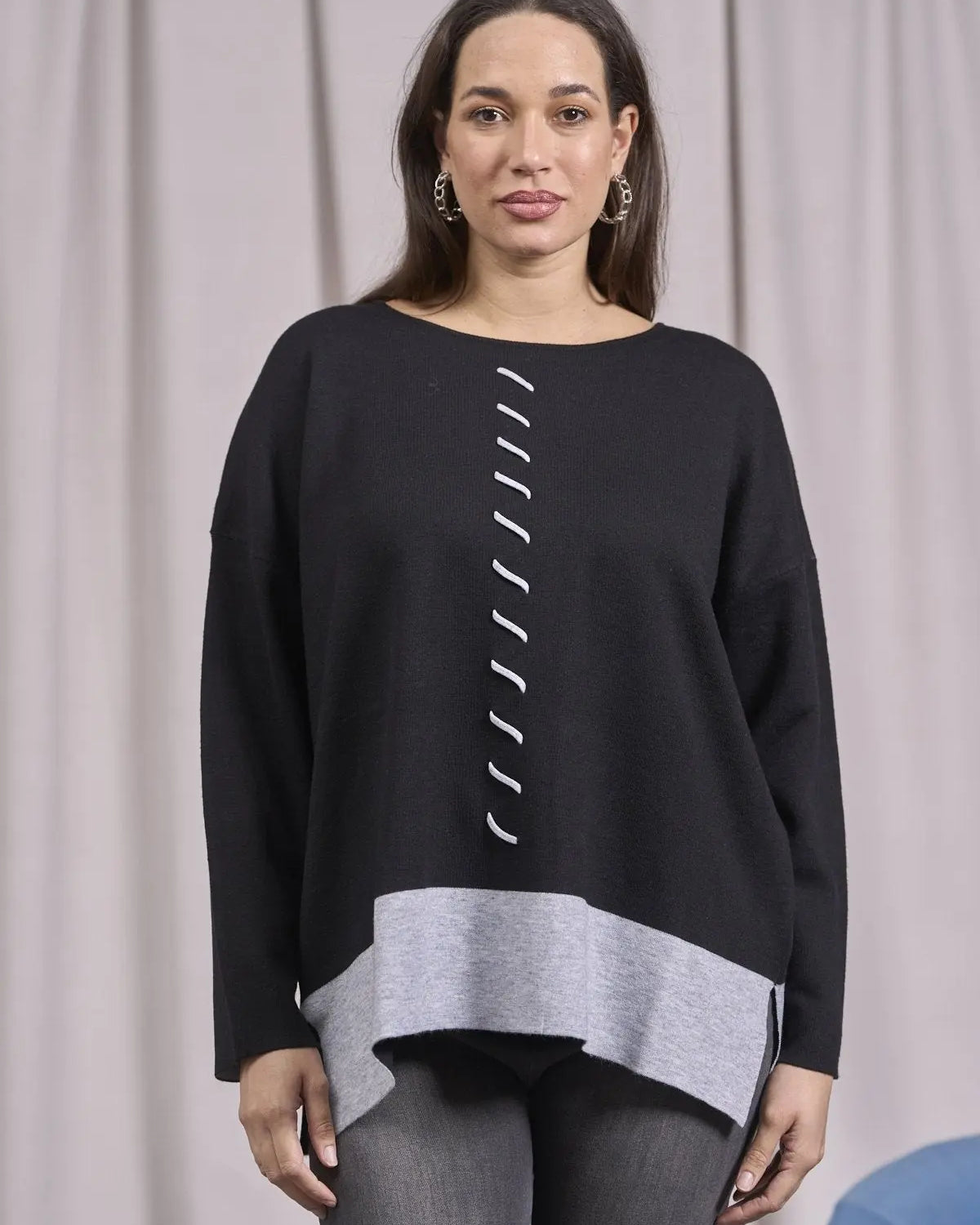 Maglia girocollo con spacchi e contrasti bicolor NERO IRONICA