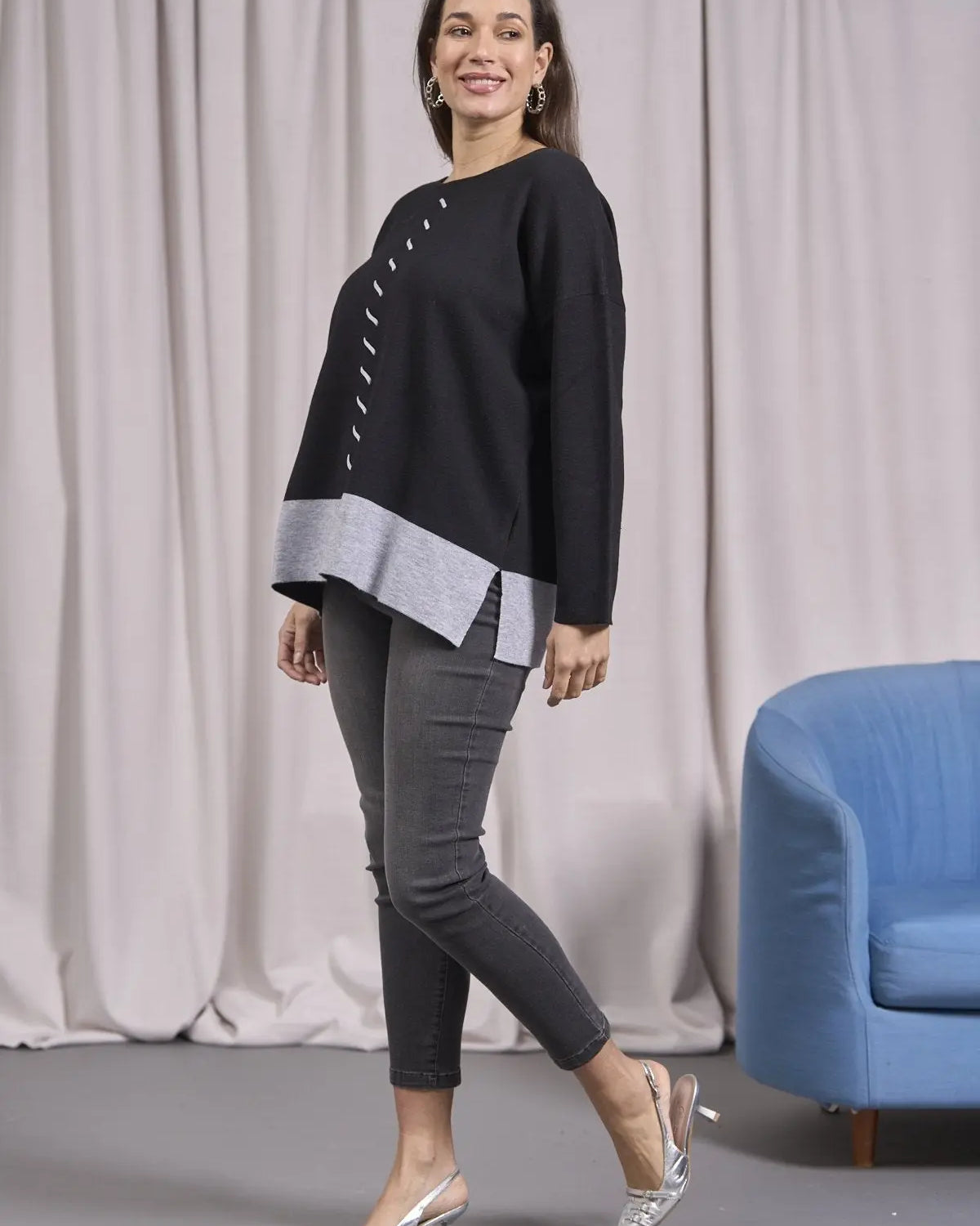 Maglia girocollo con spacchi e contrasti bicolor NERO IRONICA