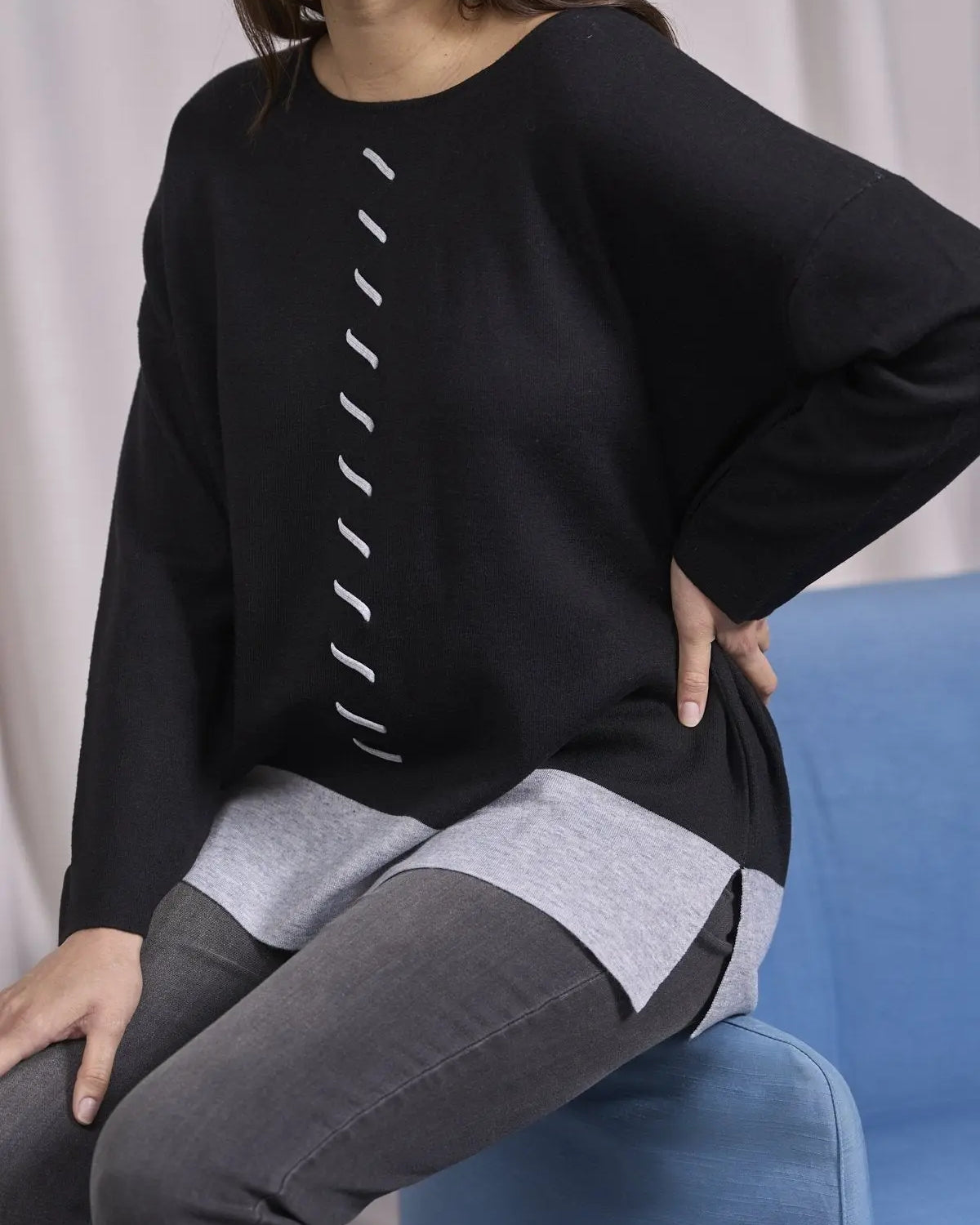 Maglia girocollo con spacchi e contrasti bicolor NERO IRONICA