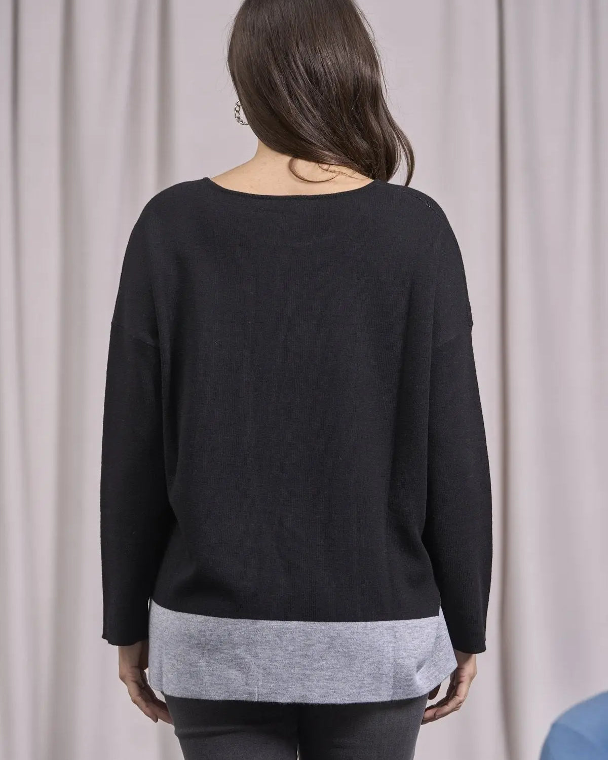 Maglia girocollo con spacchi e contrasti bicolor NERO IRONICA