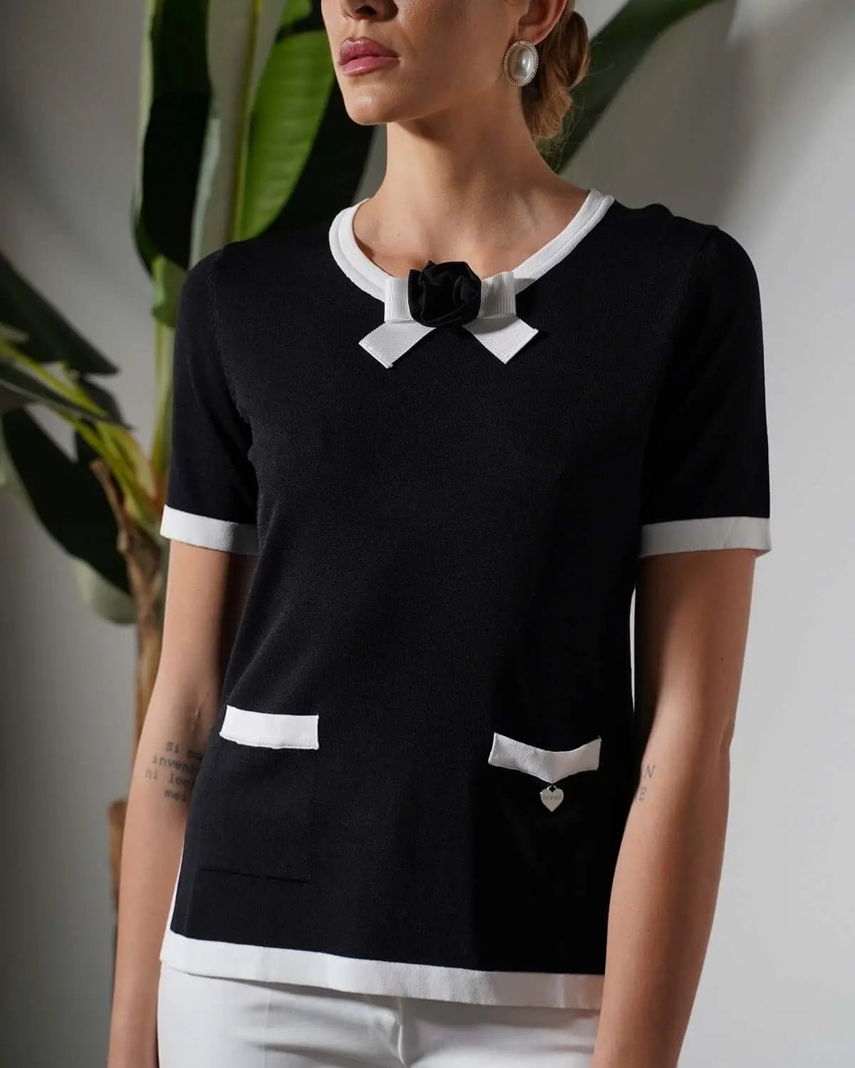 Maglia girocollo in filato di misto viscosa con bordi a contrasto e rosa in tessuto NERO DORABELLA