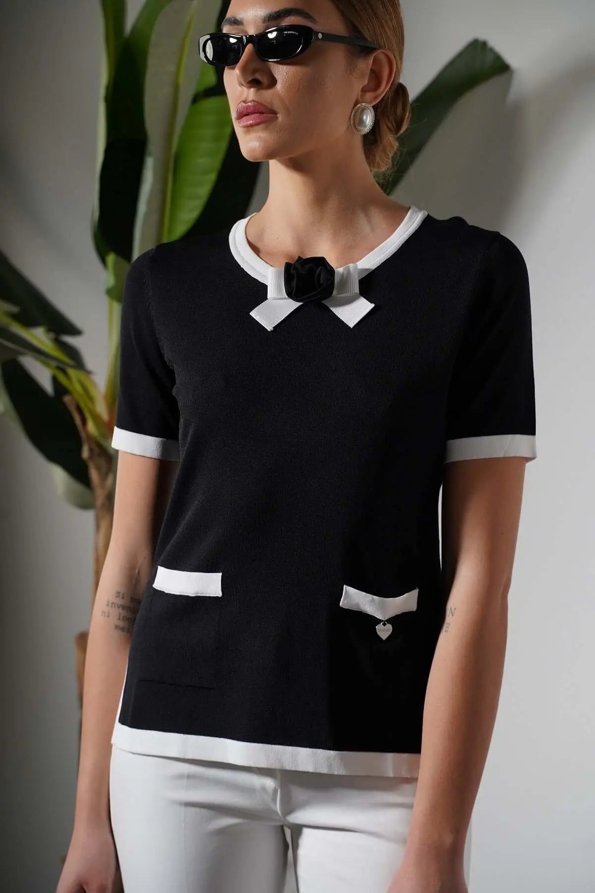 Maglia girocollo in filato di misto viscosa con bordi a contrasto e rosa in tessuto NERO DORABELLA
