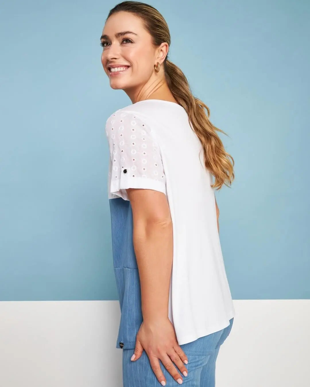 Maglia girocollo stile patchwork in jersey di viscosa con inserti in pizzo sangallo e chambray gessa BIANCO DORABELLA