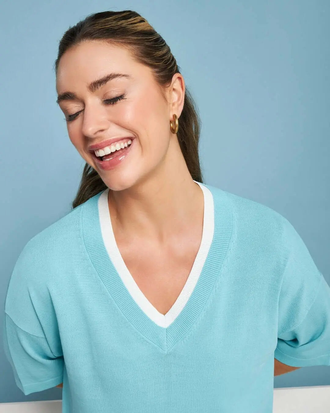 Maglia in filato di misto viscosa tinta unita con scollo a V bi-colore ACQUA DORABELLA XL