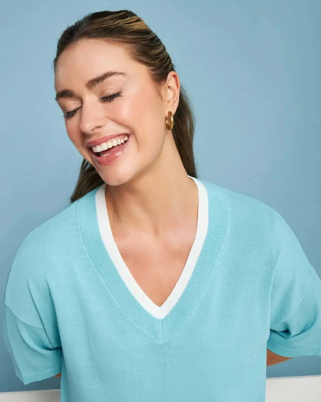 Maglia in filato di misto viscosa tinta unita con scollo a V bi-colore ACQUA DORABELLA XL