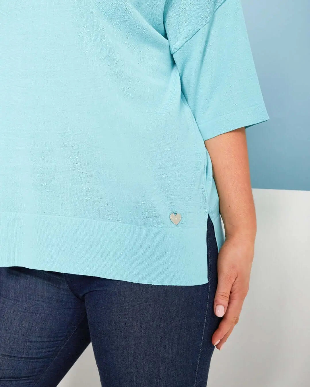 Maglia in filato di misto viscosa tinta unita con scollo a V bi-colore ACQUA DORABELLA