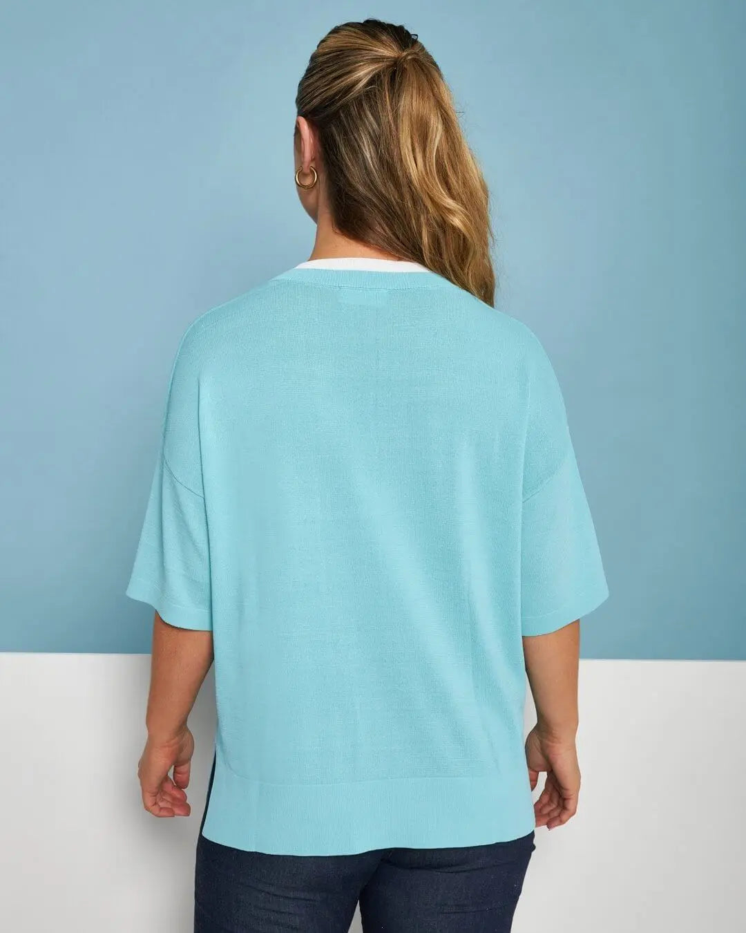 Maglia in filato di misto viscosa tinta unita con scollo a V bi-colore ACQUA DORABELLA