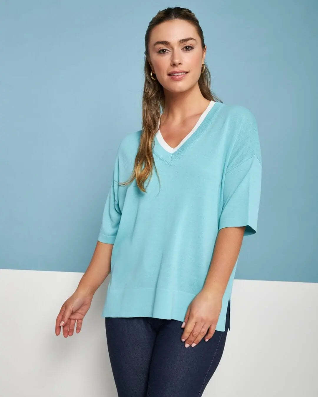 Maglia in filato di misto viscosa tinta unita con scollo a V bi-colore ACQUA DORABELLA