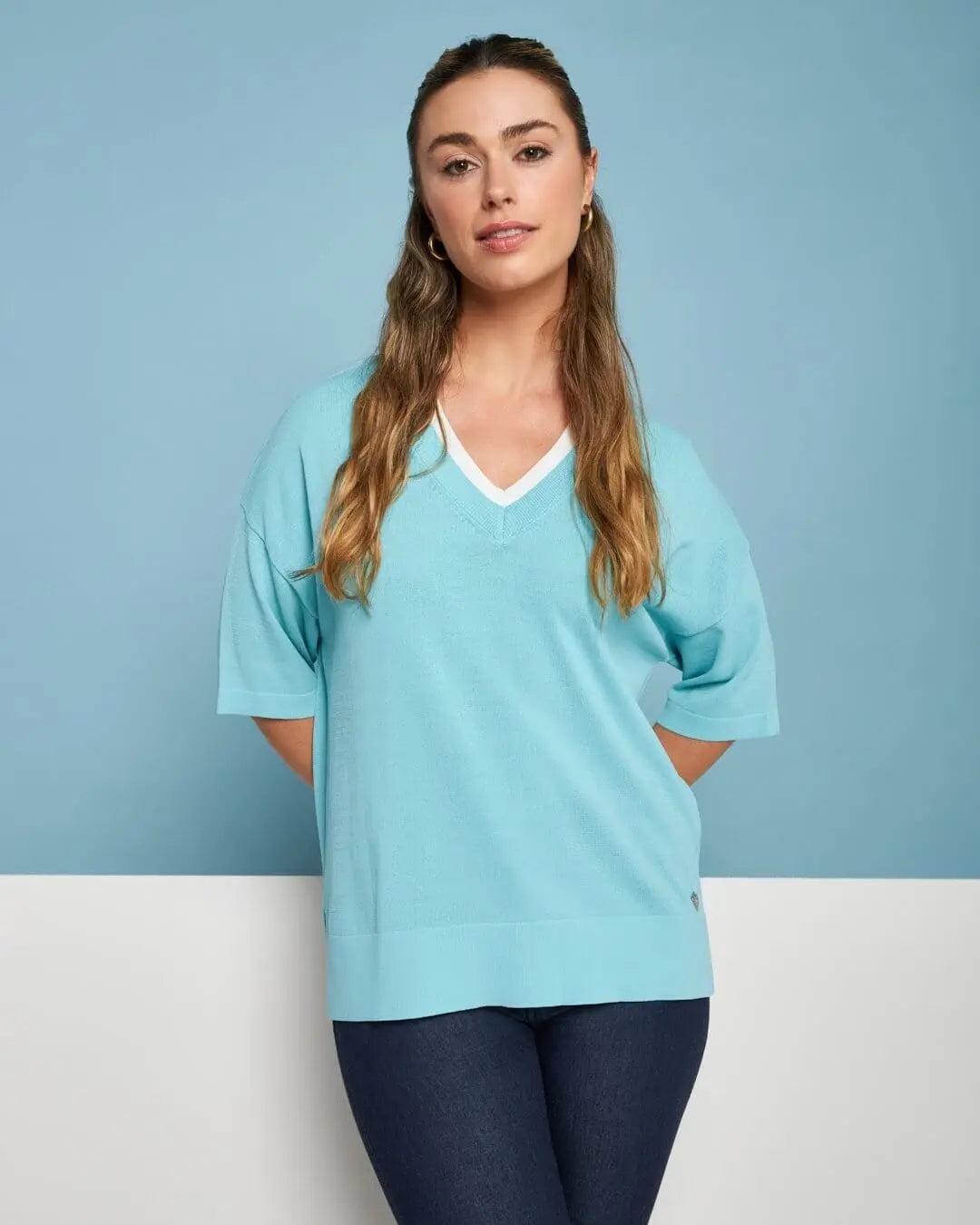 Maglia in filato di misto viscosa tinta unita con scollo a V bi-colore ACQUA DORABELLA