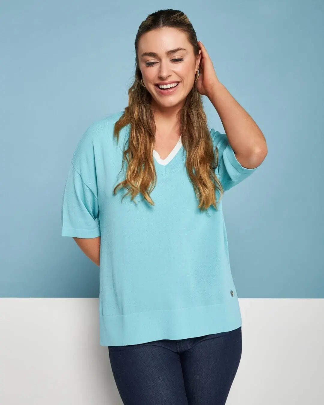 Maglia in filato di misto viscosa tinta unita con scollo a V bi-colore ACQUA DORABELLA