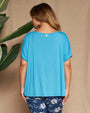 Maglia in filato di viscosa elasticizzata tinta unita con maniche kimono e orlo asimmetrico. AZZURRO DORABELLA