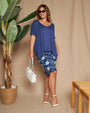 Maglia in filato di viscosa elasticizzata tinta unita con maniche kimono e orlo asimmetrico. BLU DORABELLA XXL