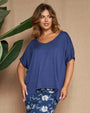 Maglia in filato di viscosa elasticizzata tinta unita con maniche kimono e orlo asimmetrico. BLU DORABELLA