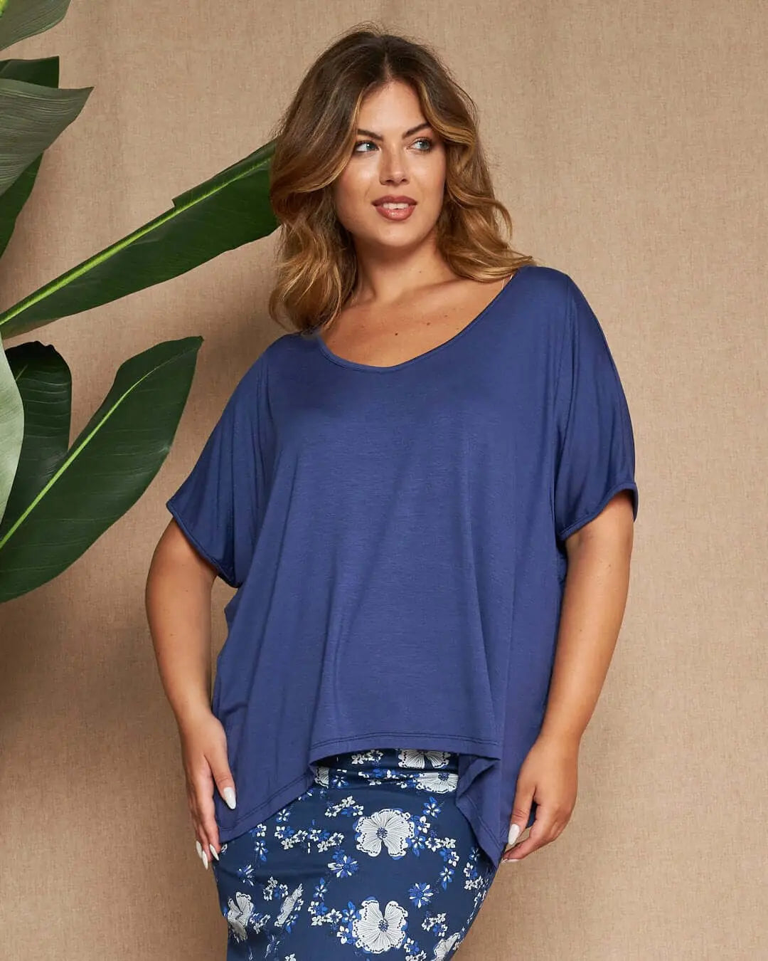 Maglia in filato di viscosa elasticizzata tinta unita con maniche kimono e orlo asimmetrico. BLU DORABELLA