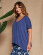Maglia in filato di viscosa elasticizzata tinta unita con maniche kimono e orlo asimmetrico. BLU DORABELLA