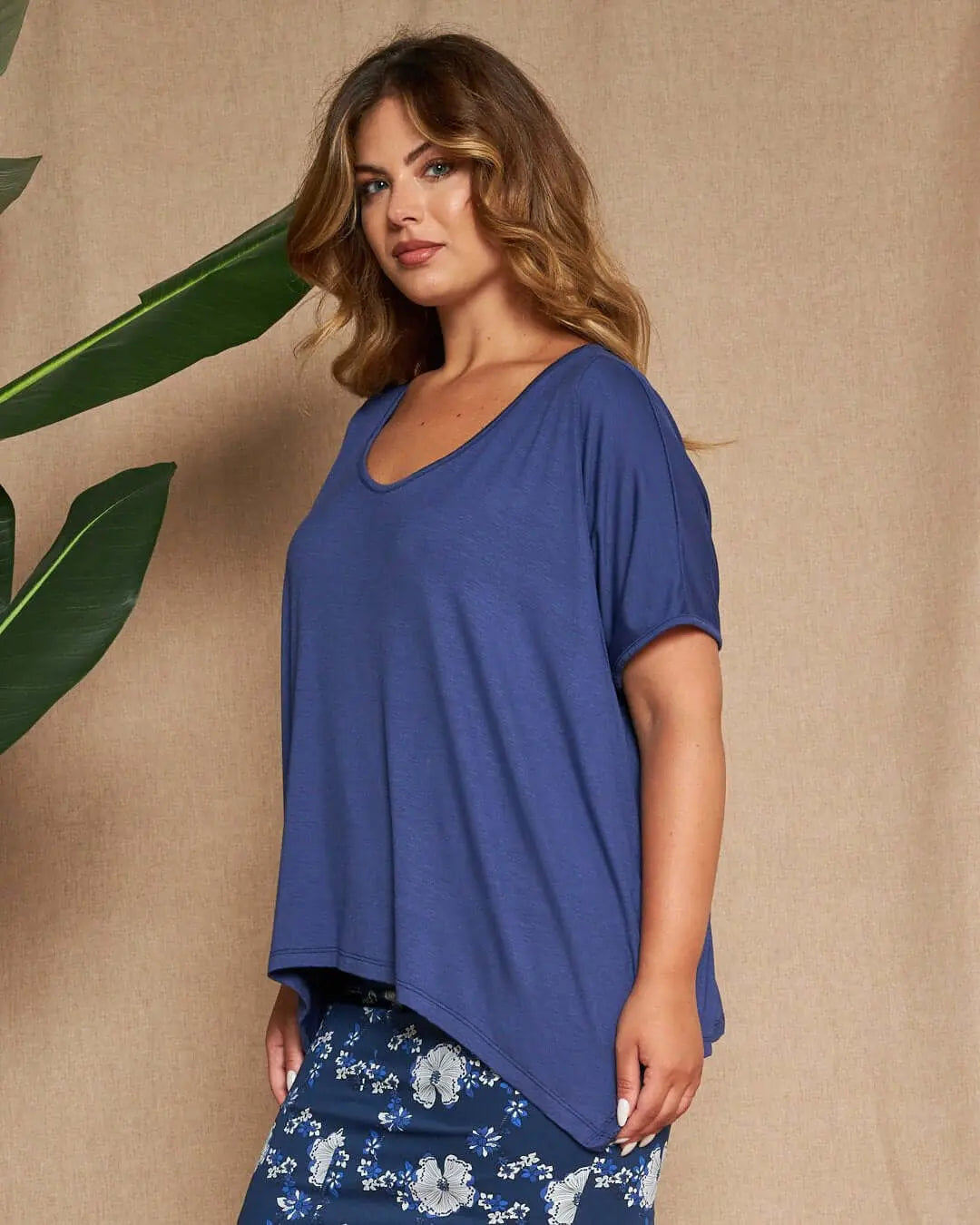 Maglia in filato di viscosa elasticizzata tinta unita con maniche kimono e orlo asimmetrico. BLU DORABELLA