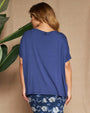 Maglia in filato di viscosa elasticizzata tinta unita con maniche kimono e orlo asimmetrico. BLU DORABELLA