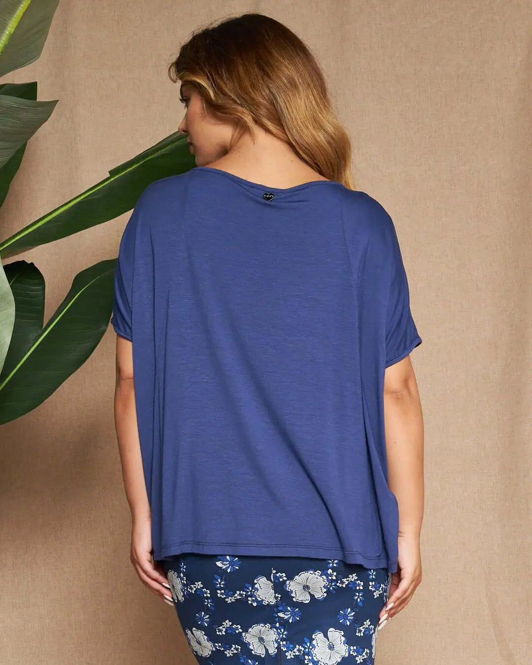 Maglia in filato di viscosa elasticizzata tinta unita con maniche kimono e orlo asimmetrico. BLU DORABELLA