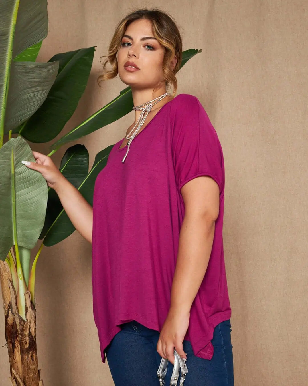 Maglia in filato di viscosa elasticizzata tinta unita con maniche kimono e orlo asimmetrico. CARDINALE DORABELLA