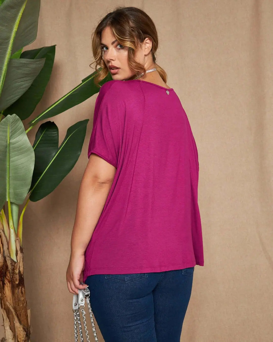 Maglia in filato di viscosa elasticizzata tinta unita con maniche kimono e orlo asimmetrico. CARDINALE DORABELLA