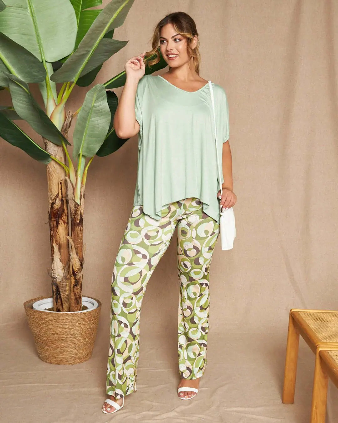 Maglia in filato di viscosa elasticizzata tinta unita con maniche kimono e orlo asimmetrico. MENTA DORABELLA XXL