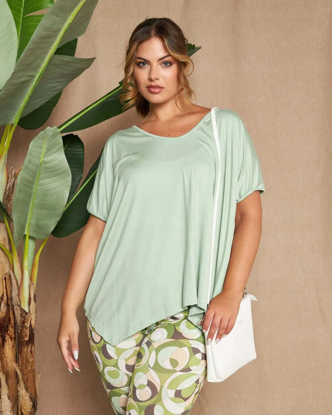 Maglia in filato di viscosa elasticizzata tinta unita con maniche kimono e orlo asimmetrico. MENTA DORABELLA