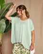Maglia in filato di viscosa elasticizzata tinta unita con maniche kimono e orlo asimmetrico. MENTA DORABELLA