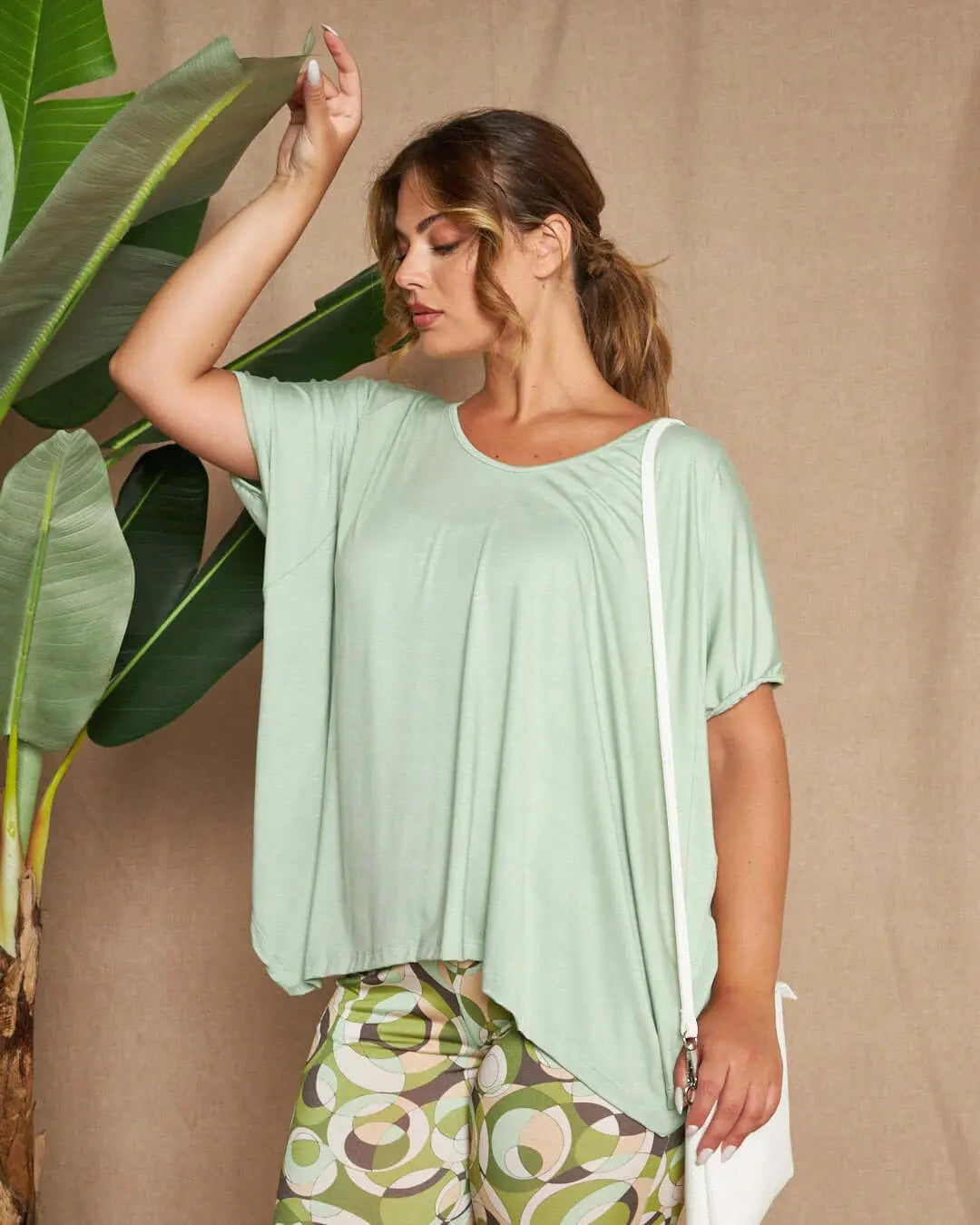 Maglia in filato di viscosa elasticizzata tinta unita con maniche kimono e orlo asimmetrico. MENTA DORABELLA