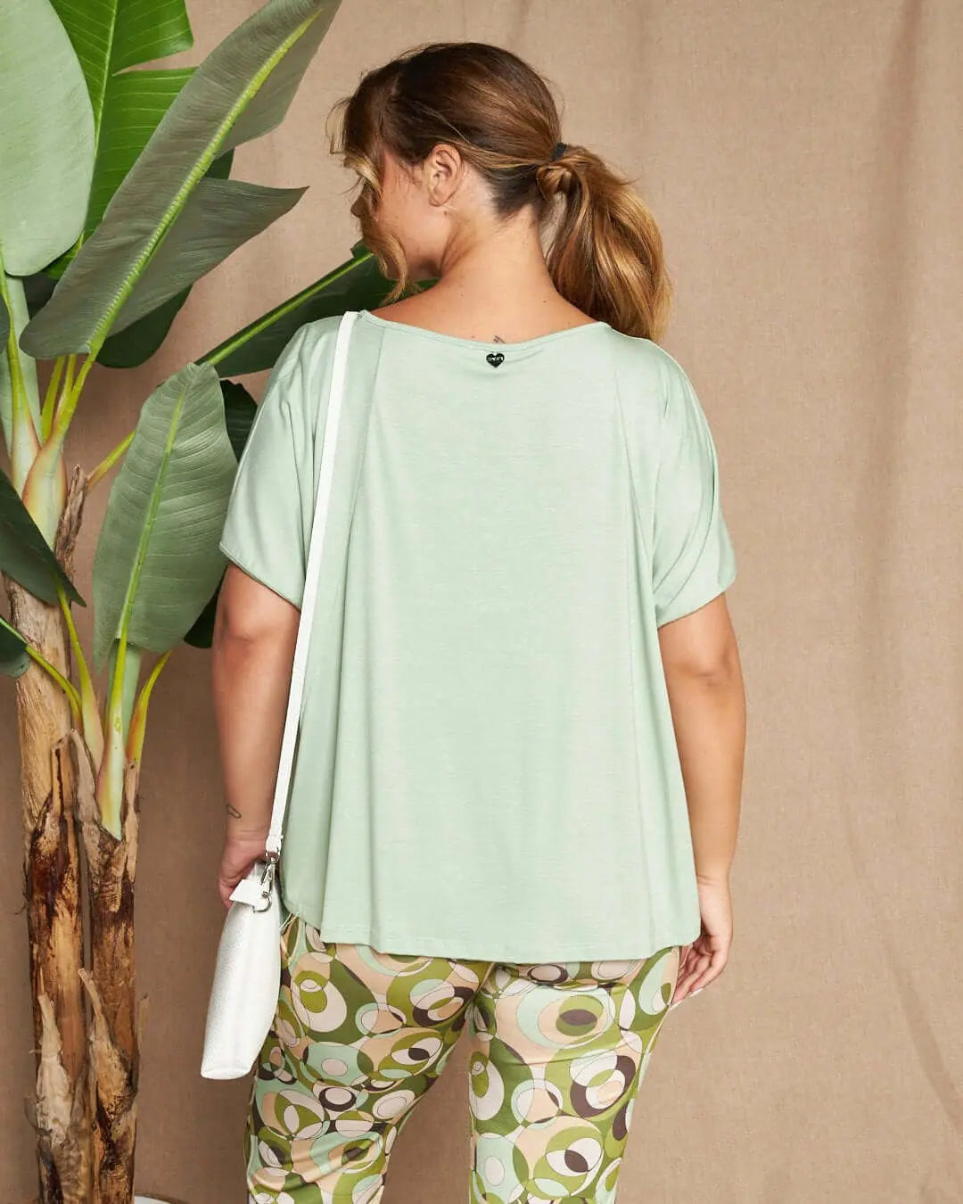 Maglia in filato di viscosa elasticizzata tinta unita con maniche kimono e orlo asimmetrico. MENTA DORABELLA