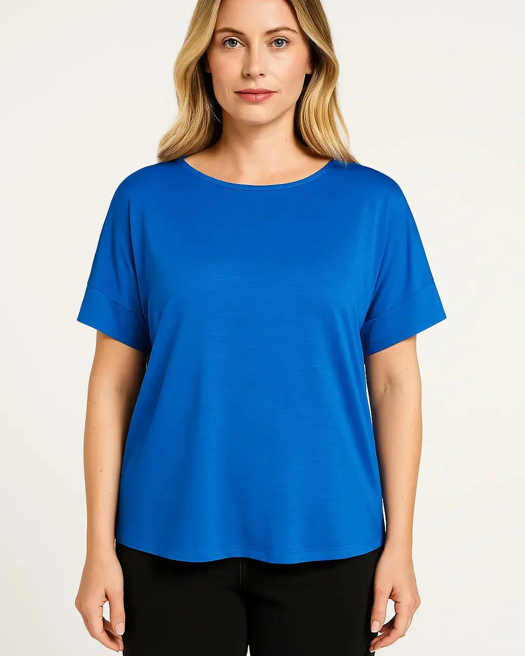 Maglia in filato di viscosa elasticizzata tinta unita con scollo rotondo e maniche kimono. DENIM DORABELLA PIU'