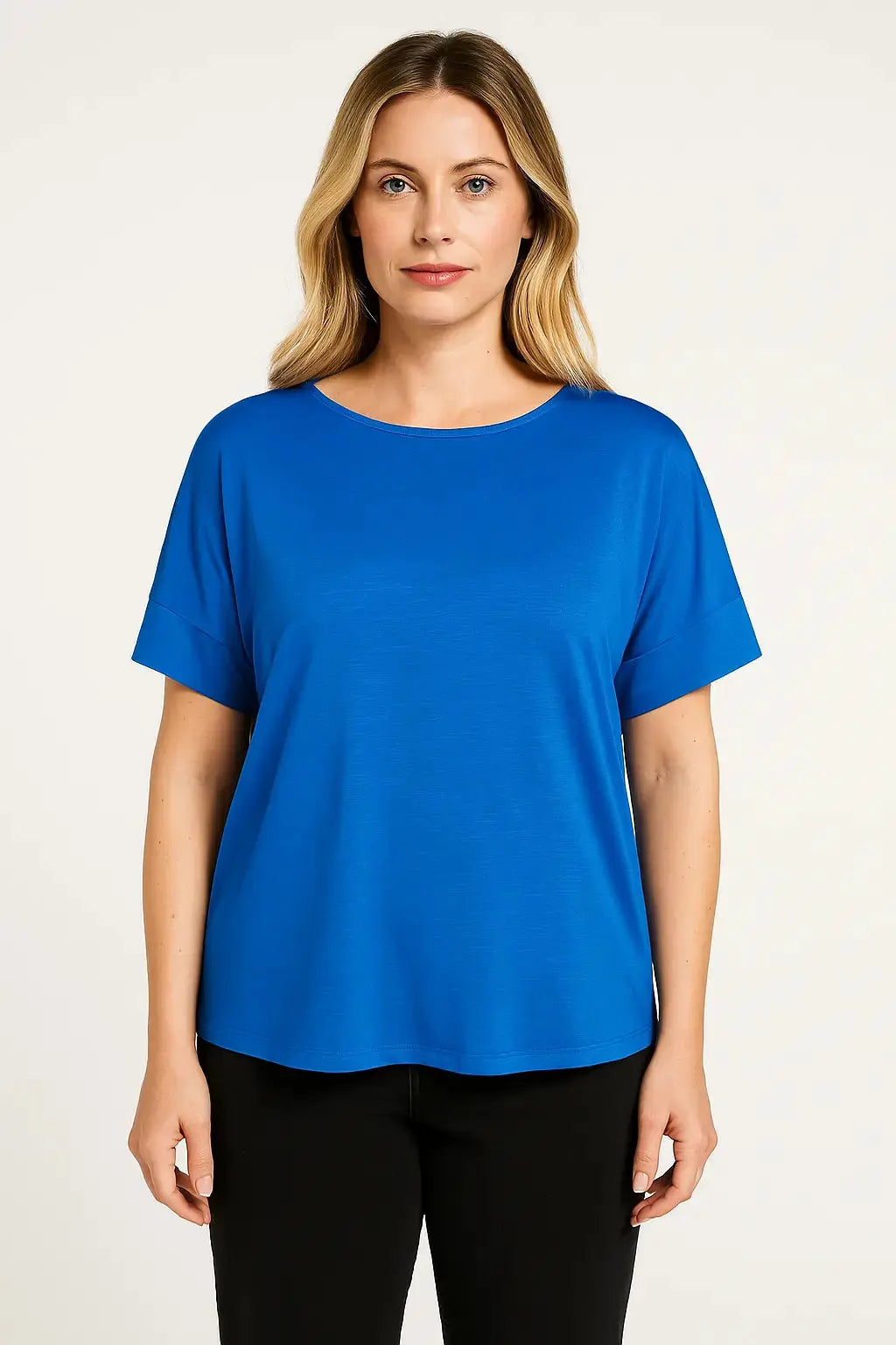 Maglia in filato di viscosa elasticizzata tinta unita con scollo rotondo e maniche kimono. DENIM DORABELLA PIU'