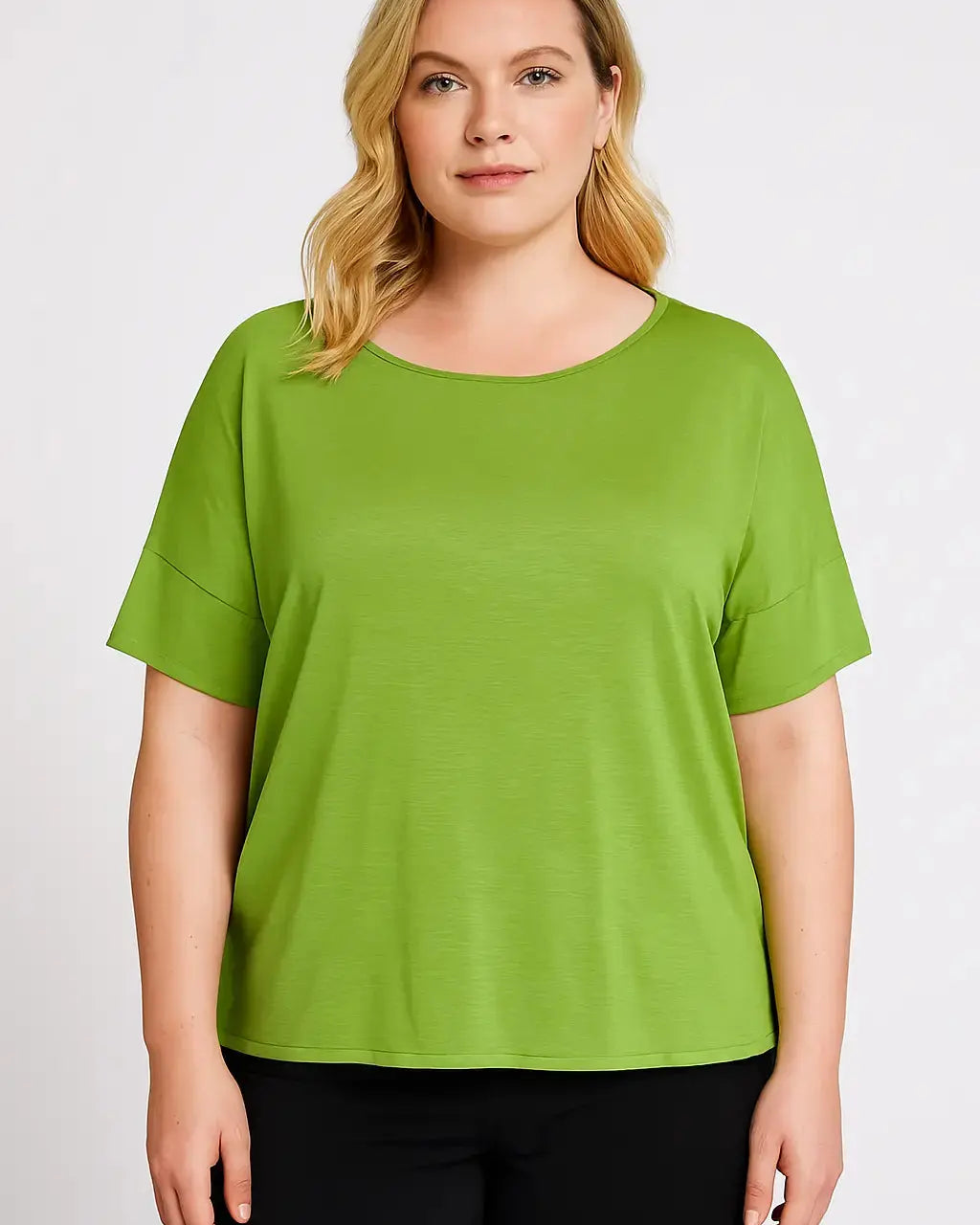 Maglia in filato di viscosa elasticizzata tinta unita con scollo rotondo e maniche kimono. OLIVA DORABELLA PIU'
