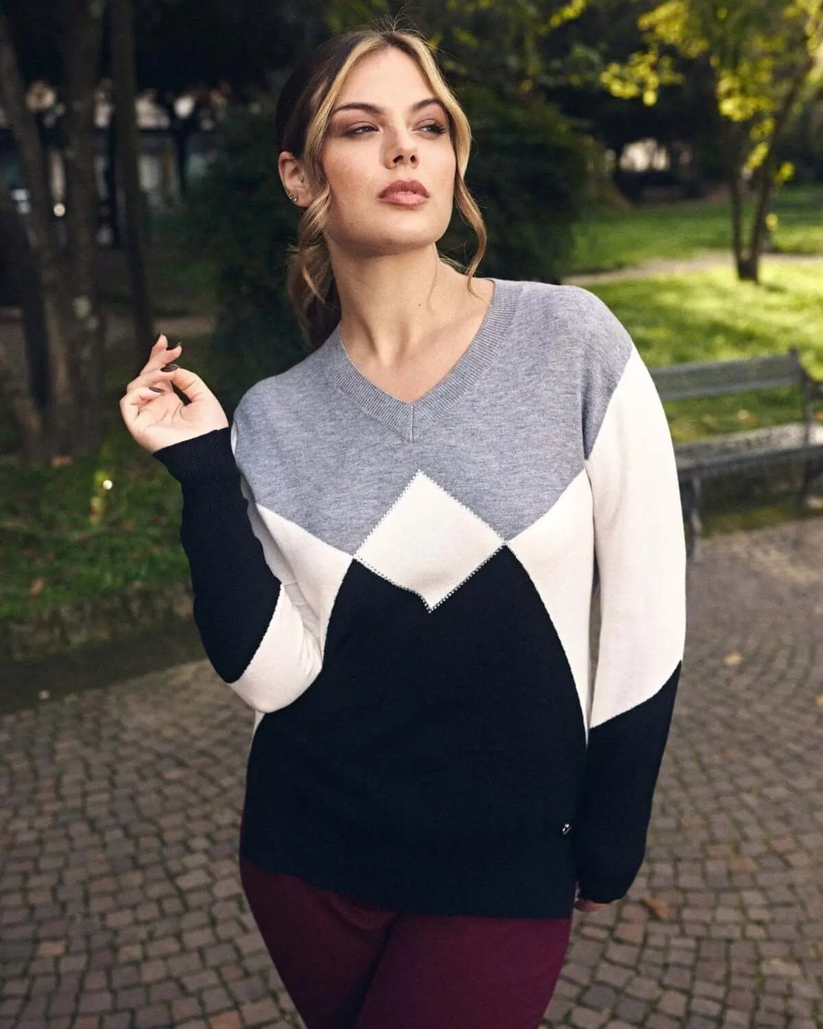 Maglia motivo a rombi con scollo a V e strass NERO DORABELLA PIU'