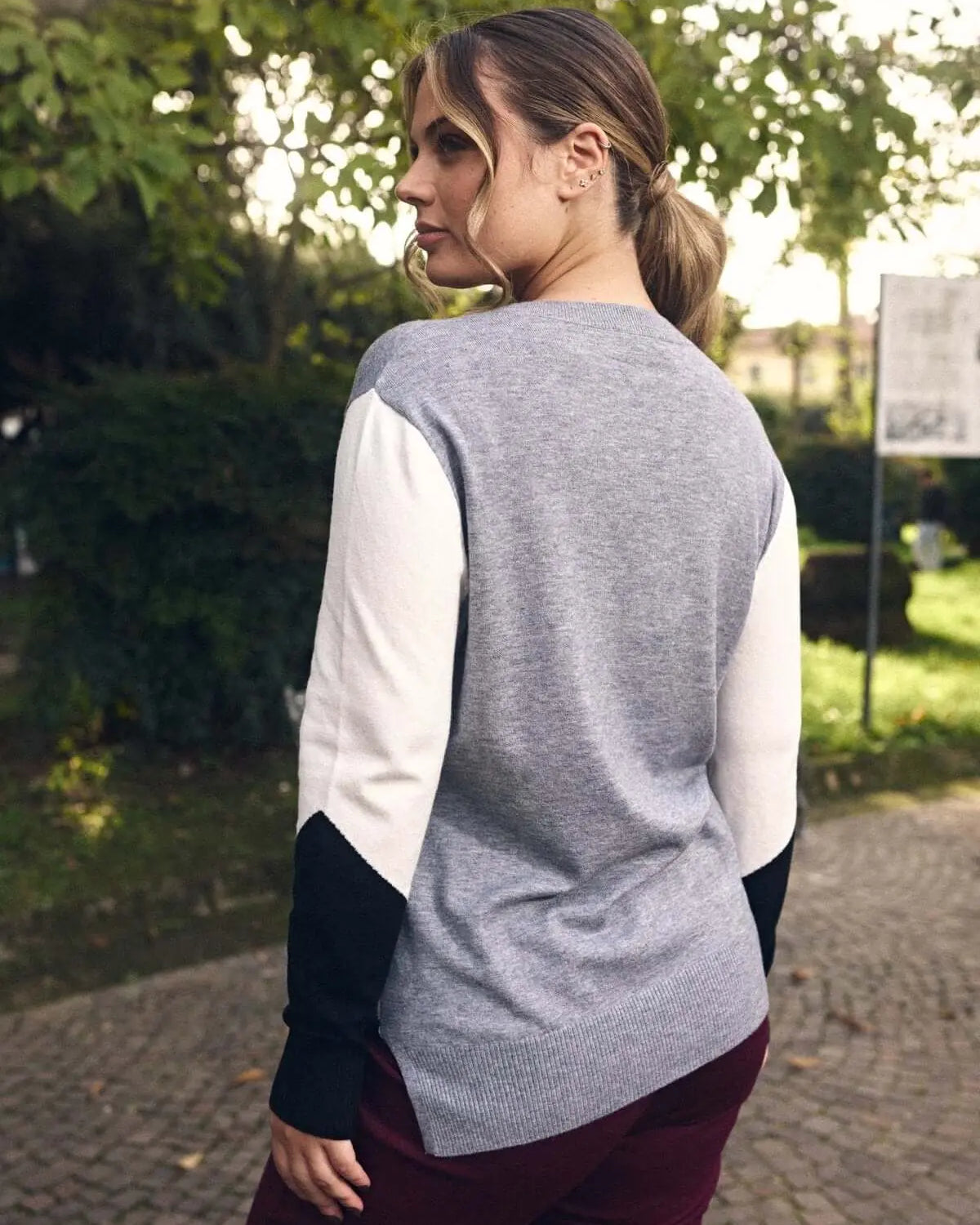 Maglia motivo a rombi con scollo a V e strass NERO DORABELLA PIU'