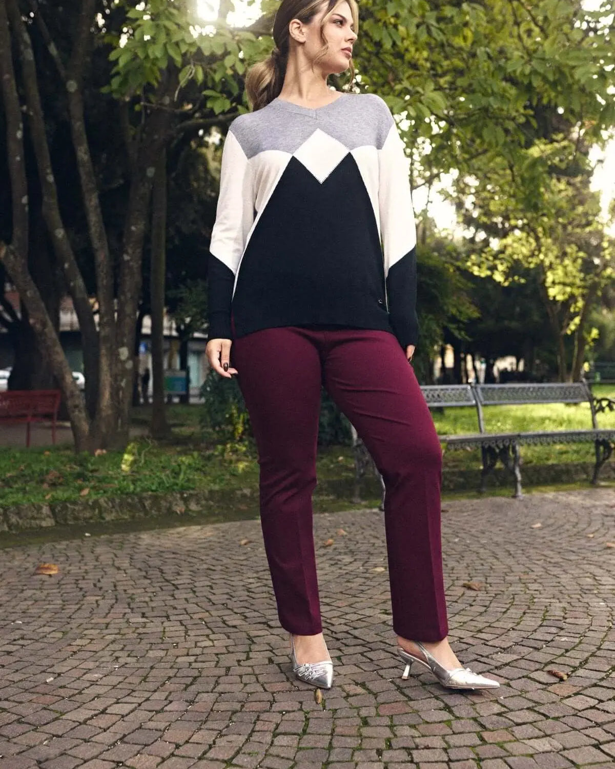 Maglia motivo a rombi con scollo a V e strass NERO DORABELLA PIU'