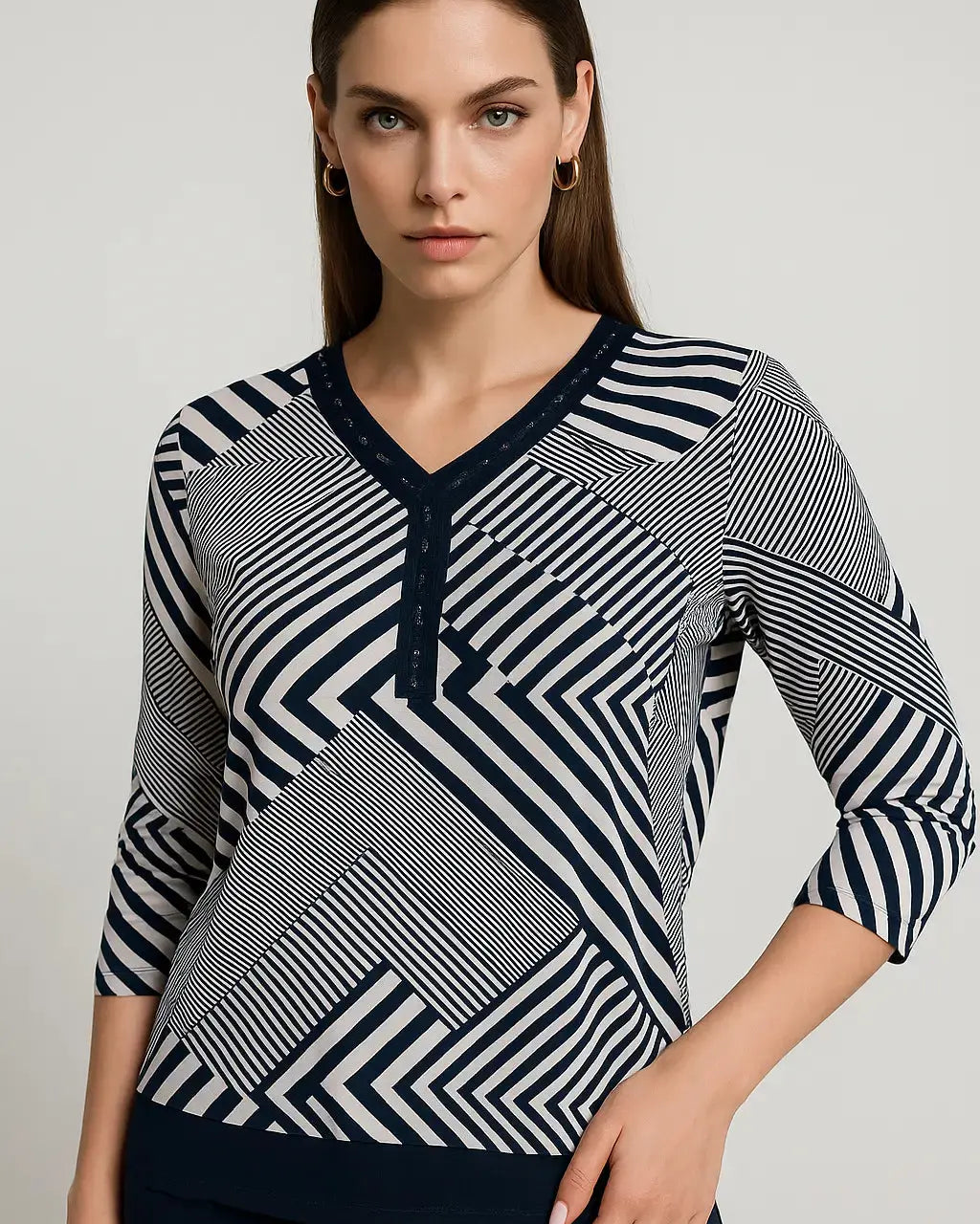 Maglia scollo a V a fantasia con applicazioni strass frontali DORABELLA PIU'