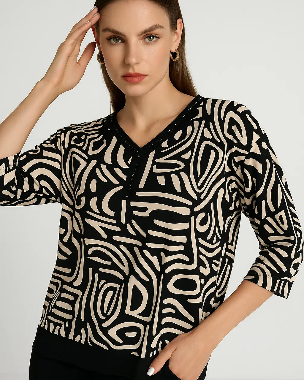 Maglia scollo a V a fantasia geometrica con applicazioni strass sul fintone DORABELLA PIU'